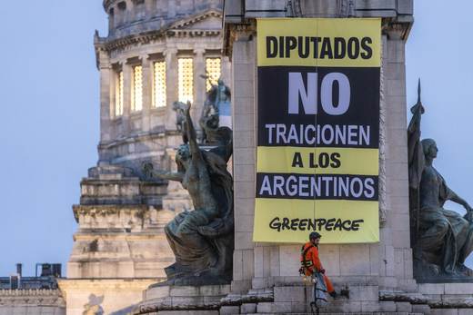 Greenpeace protesta frente al Congreso argentino por la reforma de la ley de los glaciares