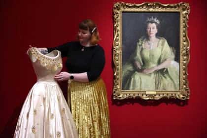 La Galería del Rey en Buckingham acoge la muestra más completa del vestuario de Isabel II