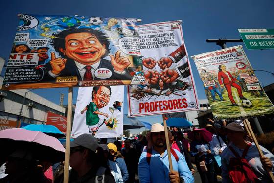 Miles de docentes marchan en México para exigir mejoras salariales, en el Día del Maestro