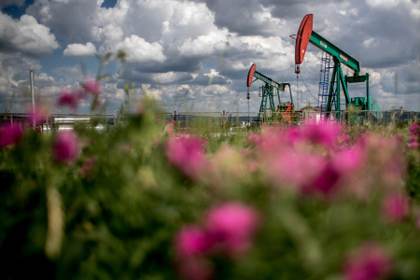 El brent cae el 2,3 % y el barril se sitúa en 71,2 dólares, nivel de comienzos de enero
