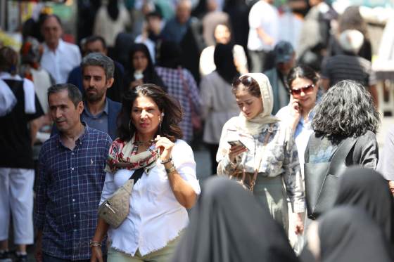 Las iraníes visten con más libertad cuatro años tras Amini, entre críticas de los ultras