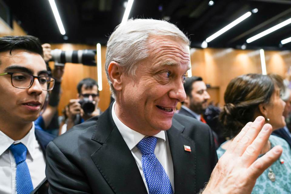 Brusca caída en las encuestas y aluvión de anuncios: el primer mes de Kast en Chile