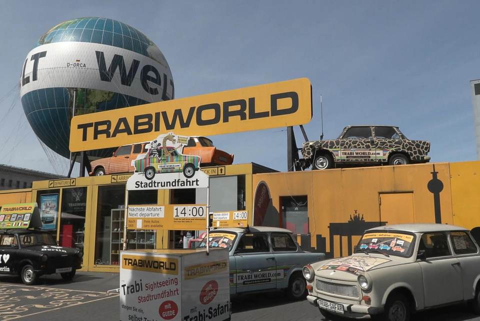 Turistas y coleccionistas mantienen rondando al 'Trabant', el icónico coche de la RDA
