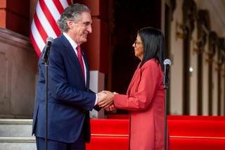 Burgum culmina visita a Venezuela con acuerdos y promesa de licencias de EEUU para mineras