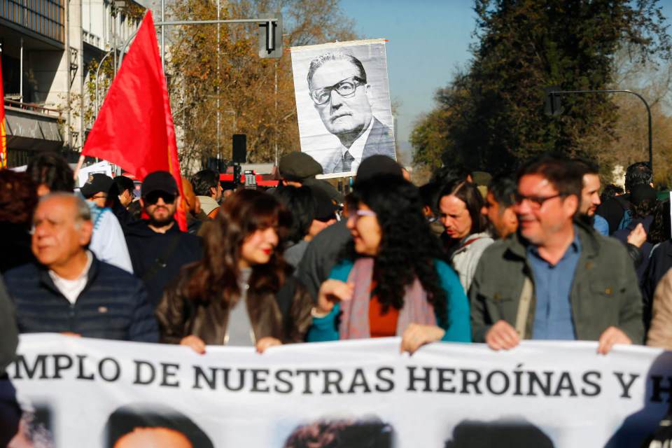 Miles de chilenos marchan al cementerio 53 años después del golpe para recordar a víctimas