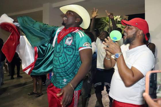 Migrantes haitianos en México viven con felicidad y nostalgia el partido ante Brasil