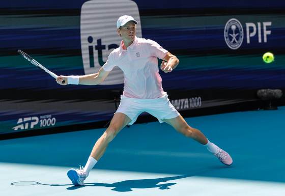 Sinner iguala un récord de Djokovic, Jódar arrasa y Etcheverry le espera en tercera ronda