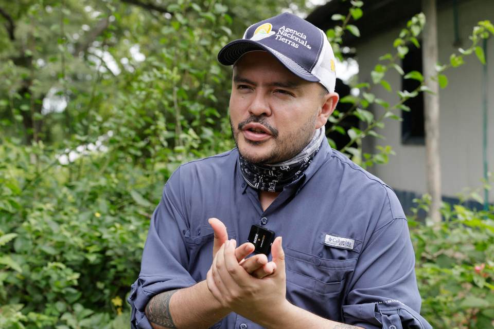 Director de agencia de tierras de Colombia: El latifundio "tiene amigos poderosos"