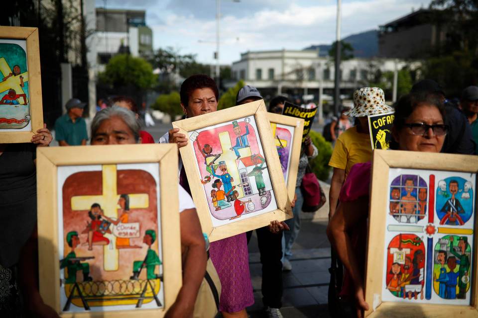 Piden en un vía crucis la liberación de detenidos en régimen de excepción en El Salvador