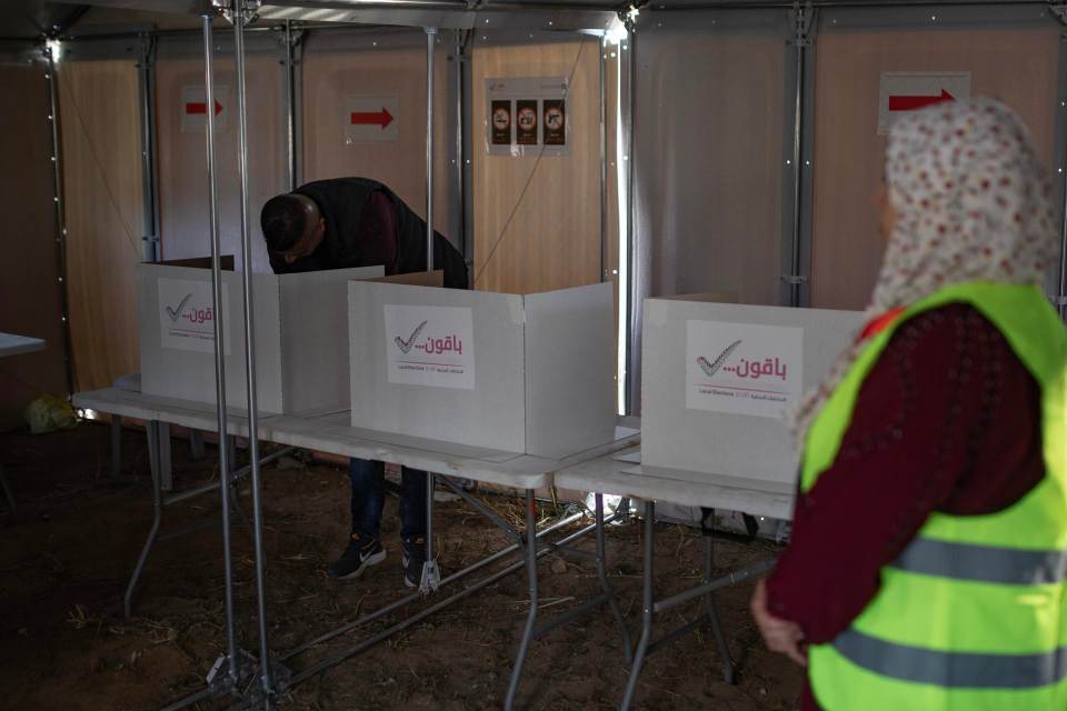 Un municipio de Gaza comienza a votar en las elecciones locales con urnas de cartón