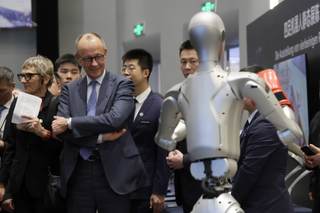 Acrobacias y boxeo entre robots humanoides ponen el broche a la visita de Merz a China