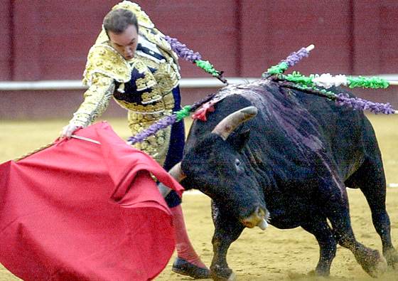 Un toro mata al torero retirado Ricardo Ortiz en los corrales de la plaza de Málaga