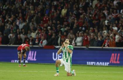 2-3. El Betis remonta y se estrena con triunfo con doblete de Bartra y un gol de Parrott