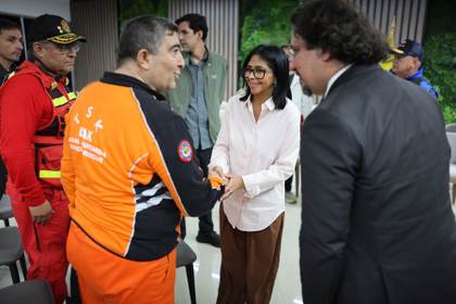Delcy Rodríguez celebra el rescate de un hombre que permaneció 8 días bajo los escombros