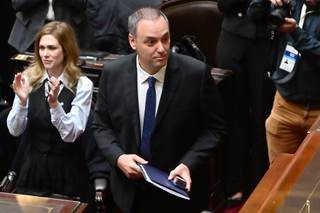 El jefe de Gabinete de Milei, denunciado por corrupción, dice que no cometió "ningún delito"