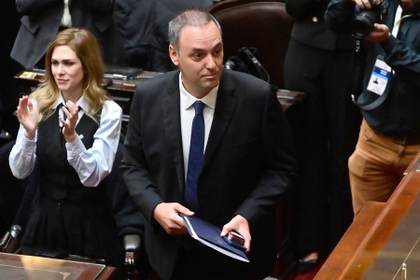 El jefe de Gabinete de Milei, denunciado por corrupción, dice que no cometió "ningún delito"