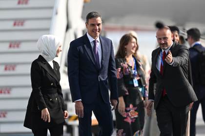 Sánchez llega a Ankara a la cumbre donde coincidirá con Trump tras sus críticas a España
