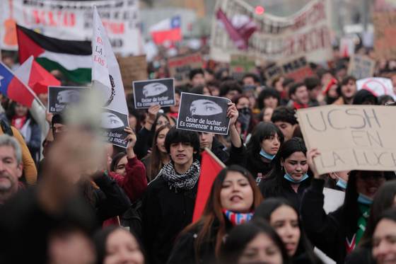 "La educación pública se defiende": miles de estudiantes marchan contra recortes de Kast