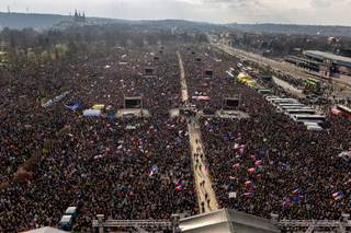 Más de 150.000 personas se manifiestan en Praga contra el nuevo gobierno populista checo