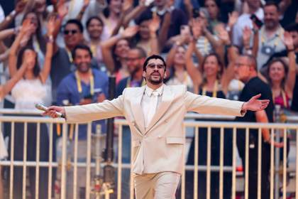 Bad Bunny sale coronado de su residencia histórica en Madrid como rey de la música latina