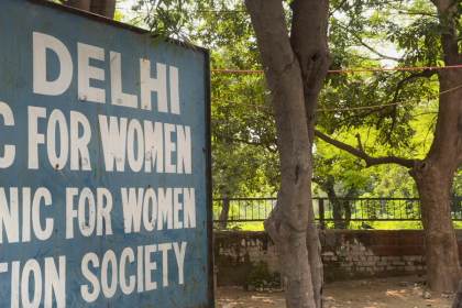 Una prestigiosa universidad de la India pasa a clases virtuales tras una violación
