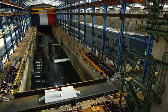 Macron aumenta el arsenal nuclear francés y ofrece compartirlo con sus socios europeos