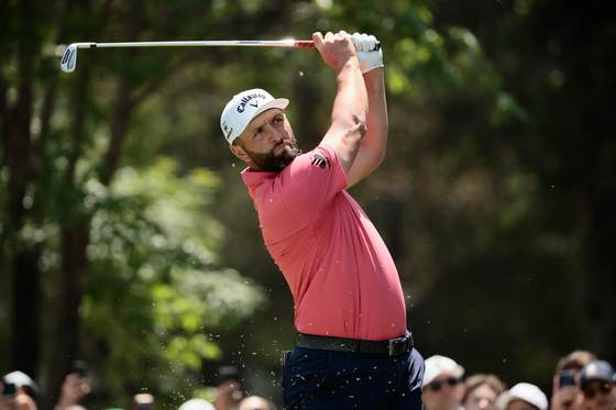 El español Jon Rahm se mantiene de líder al final de la tercera ronda del LIV Golf