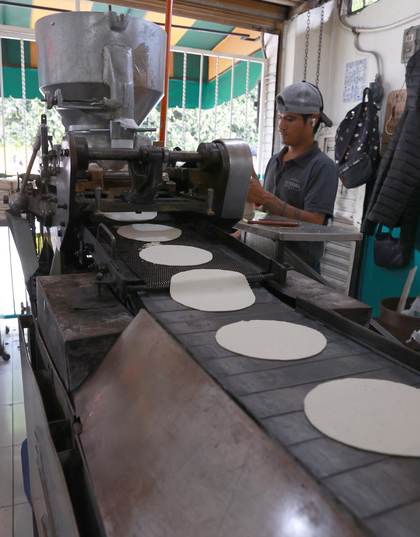 Tortilleros en México chocan con Gobierno por alza de precios, costos e informalidad