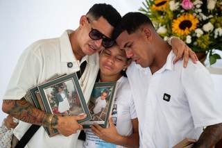 "No es nada fácil", un venezolano despide a su madre, su esposa, dos hijas y su sobrino