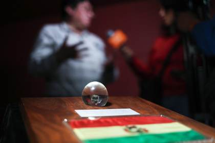 Bolivia exhibe roca traída por el Apolo 17 que recuerda su aporte a la carrera espacial