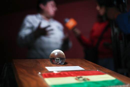 Bolivia exhibe roca traída por el Apolo 17 que recuerda su aporte a la carrera espacial