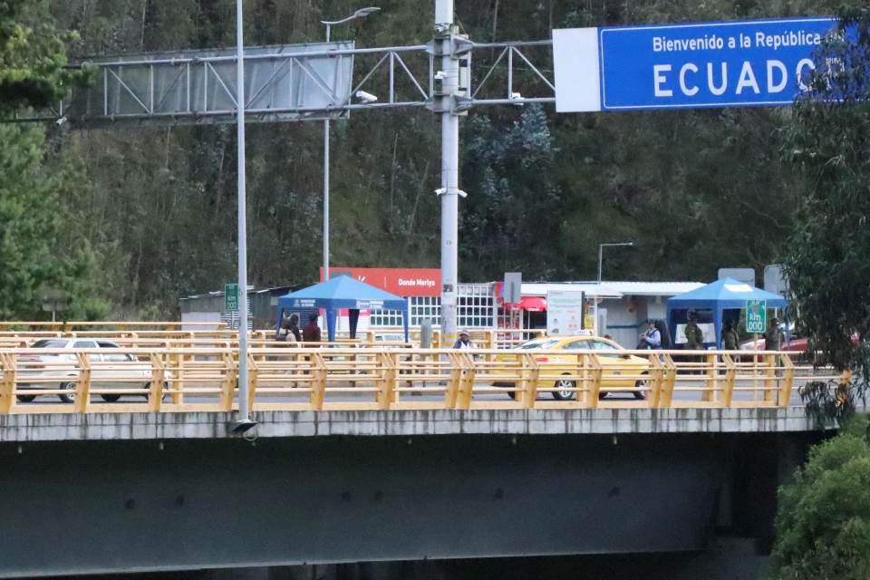 Preocupación y pérdidas "gigantes" en frontera Ecuador-Colombia tras subida de aranceles