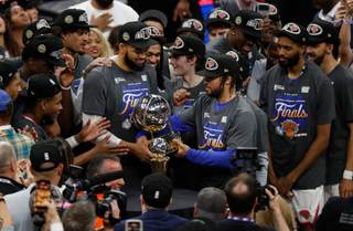 93-130. Los Knicks barren a los Cavaliers y jugarán por su primer anillo desde 1973