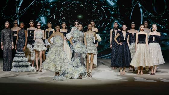 Hannibal Laguna, una oda al blanco y negro en la semana de la moda de Madrid