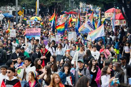 La lluvia no destiñe el Orgullo en Bogotá, que marcha contra el miedo de perder derechos