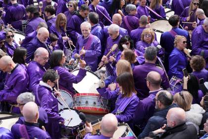 Miles de tambores y bombos rompen el silencio en el Viernes Santo en España