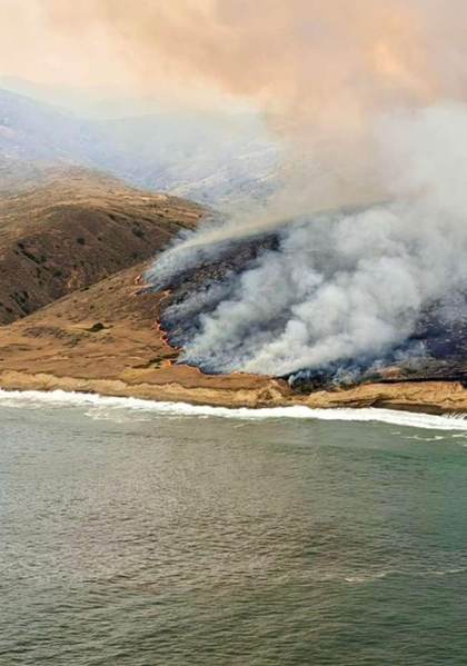 Un incendio azota el sur de California y obliga a la evacuación de más de 20.000 personas