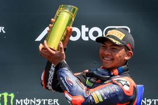 Hakim Danish le da a Malasia una nueva victoria en Moto3, a pesar de una sanción