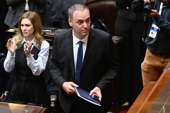 El jefe de Gabinete de Milei, denunciado por corrupción, dice que no cometió "ningún delito"