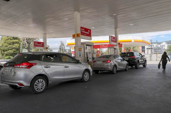 "No hay Extra": desabastecimiento en gasolineras de Ecuador persiste tras alza de precios