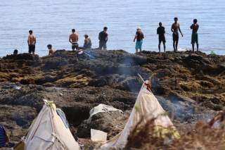 Vecinos suspenden las protestas contra migrantes en Ceuta tras episodios violentos