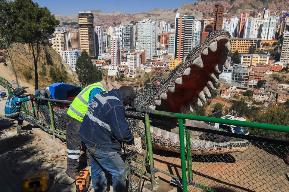 Voluntarios y obreros impulsan la recuperación del histórico Parque Laikakota de La Paz