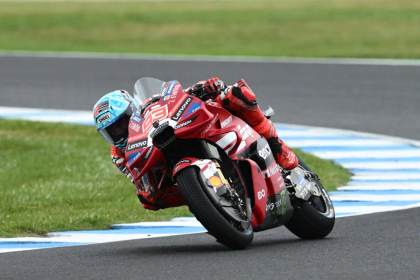Marc Márquez logra la 'pole position' con caída incluida nada más empezar