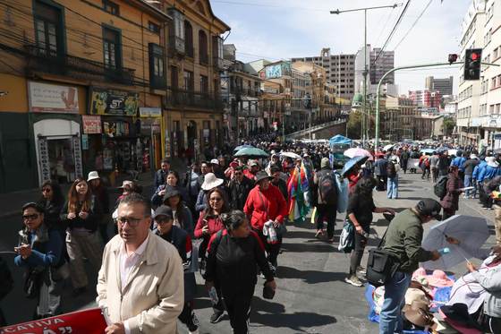 Se multiplican los bloqueos de vías en Bolivia en medio de pedidos de renuncia de Paz