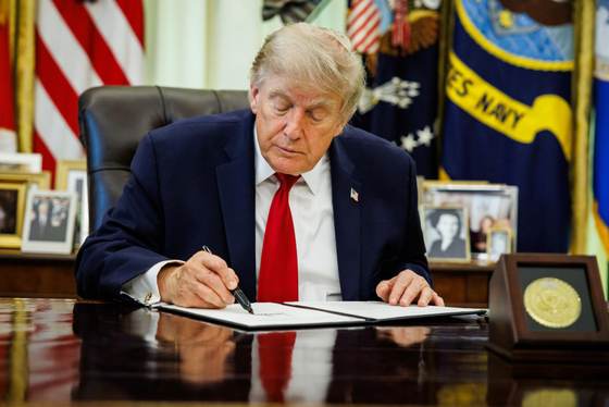 Trump declara más de mil millones de dólares en ingresos cripto, según informe financiero