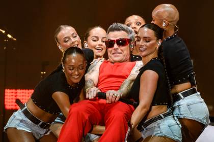 Robbie Williams revoluciona con grandes éxitos y espíritu futbolero al público de Sevilla