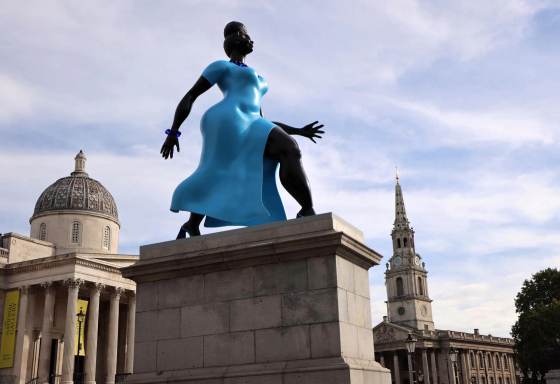 Una escultura de la neoyorquina Tschabalala Self adorna desde hoy la Plaza de Trafalgar