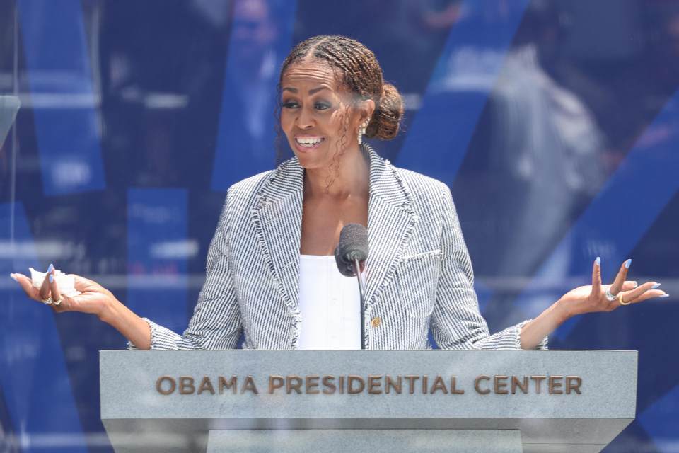Michelle Obama defiende el legado de su marido en la inauguración de su centro en Chicago