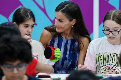 La reina Letizia inaugura la Feria del Libro y aconseja a niños leer para estar informados