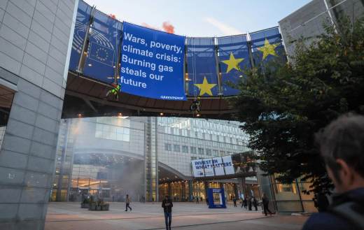 Greenpeace cuelga una pancarta gigante en la Eurocámara contra el aumento de precios de la energía